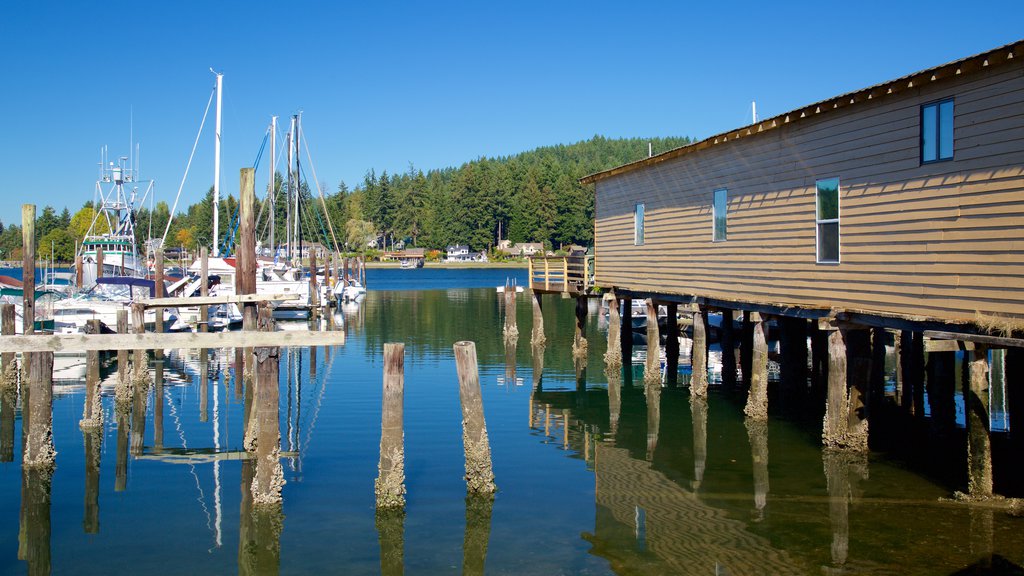 Gig Harbor que incluye un club náutico y una bahía o un puerto