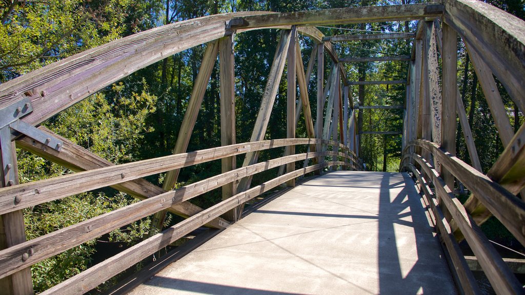 Park at Bothell Landing ofreciendo un puente y jardín