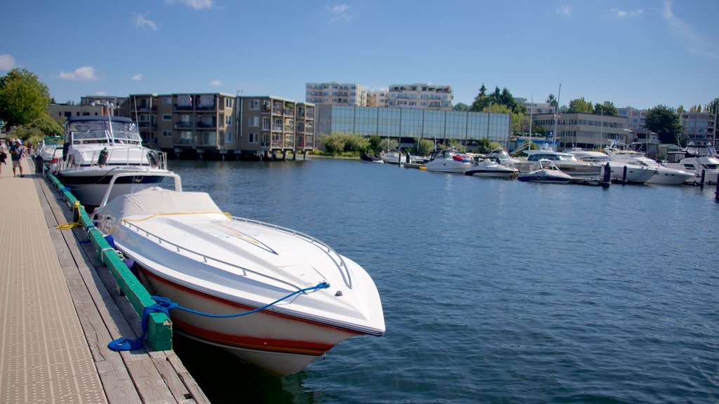 Puerto deportivo que incluye un lago o espejo de agua, botes y un club náutico