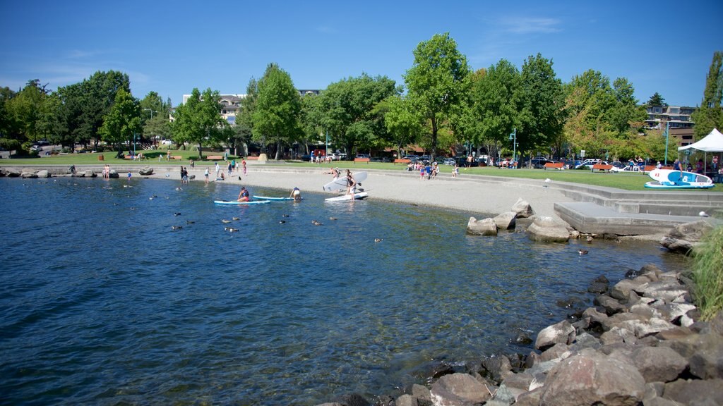 Puerto deportivo ofreciendo un jardín, kayak o canoa y un lago o abrevadero