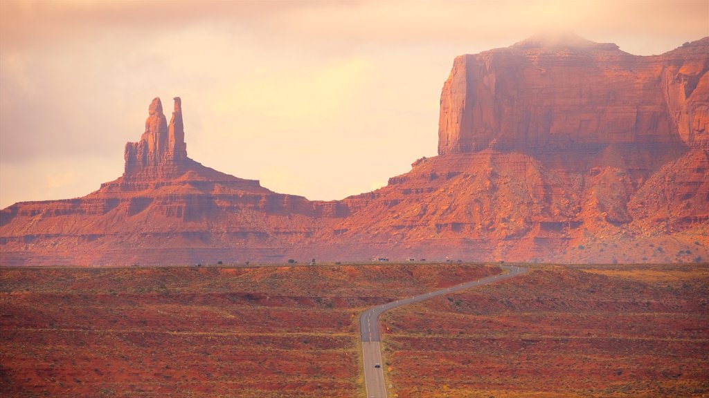 Utah que incluye escenas tranquilas, un atardecer y vista al desierto