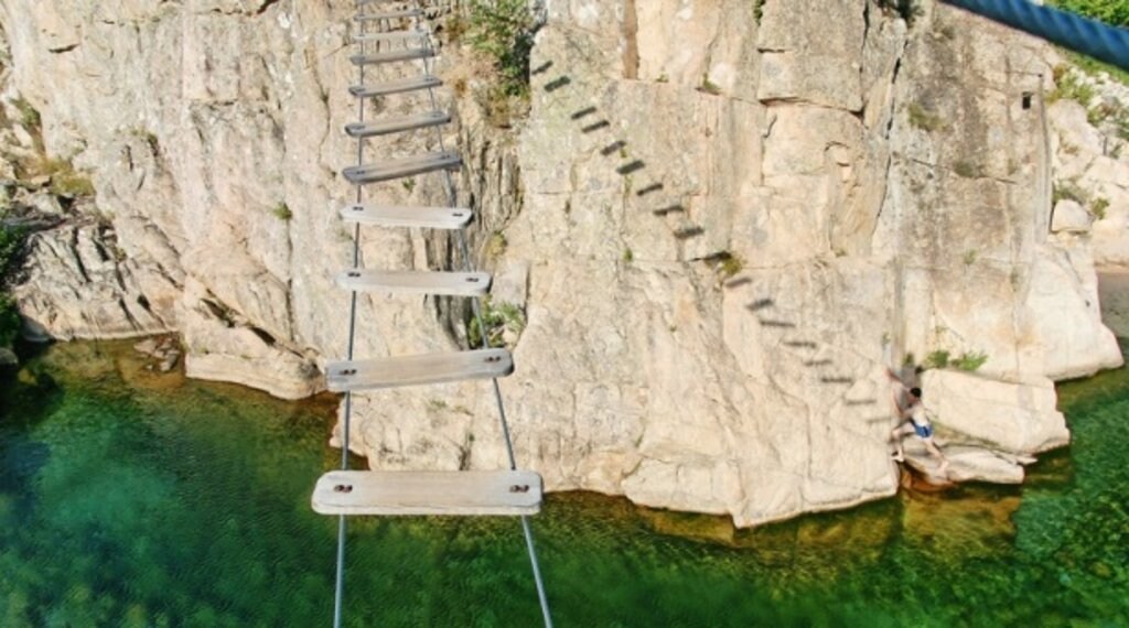 Passerelle suspendue dans les gorges de l'Asco .jpg