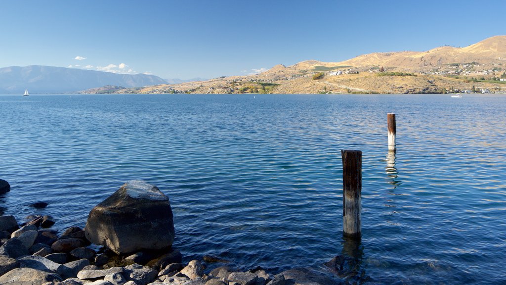 Lago Chelan ofreciendo un lago o abrevadero