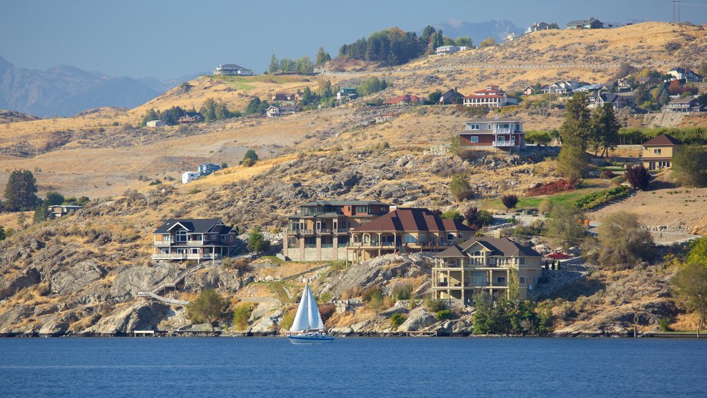 Lac Chelan montrant paysages côtiers, une ville côtière et voile