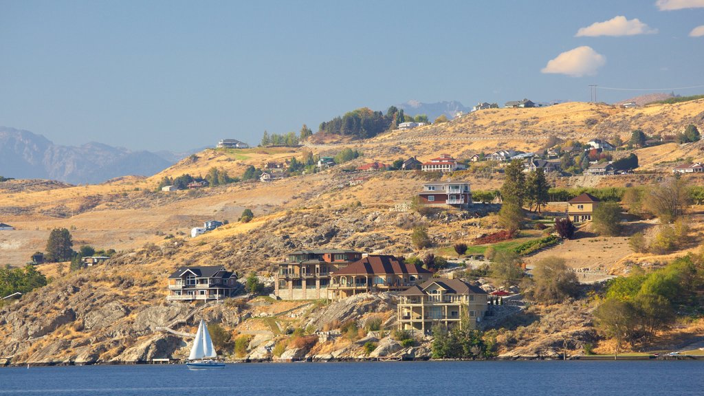 Lago Chelan ofreciendo navegación, una ciudad costera y vistas generales de la costa