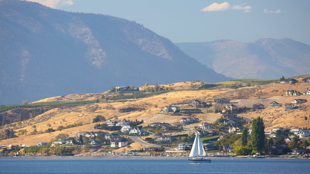 Lac Chelan montrant paysages côtiers, une ville côtière et voile