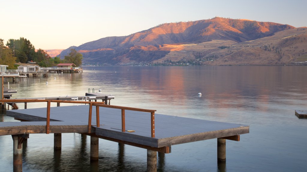 Lake Chelan que inclui um pôr do sol, um lago ou charco e cenas tranquilas