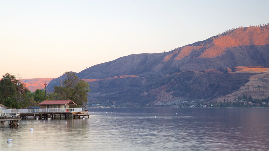 Lake Chelan inclusief vredige uitzichten, een meer of poel en een zonsondergang