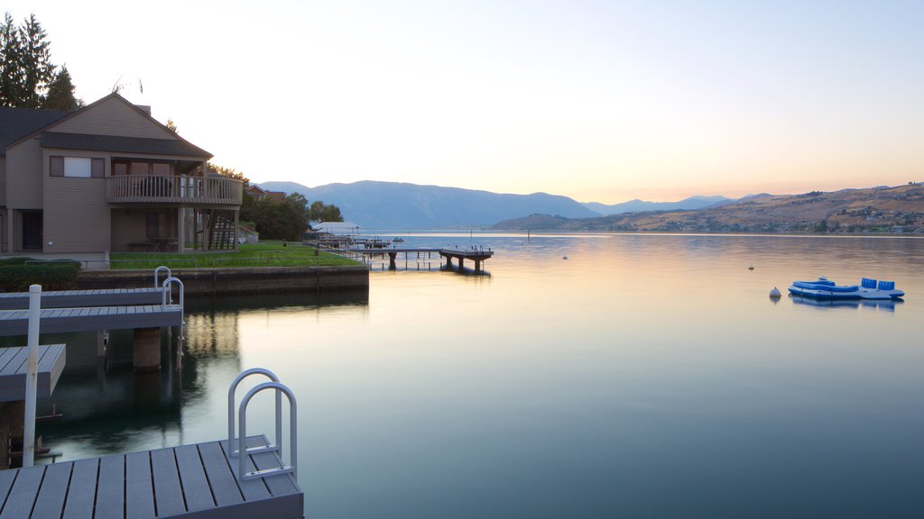 Lac Chelan mettant en vedette une maison, un lac ou un point d’eau et un coucher de soleil