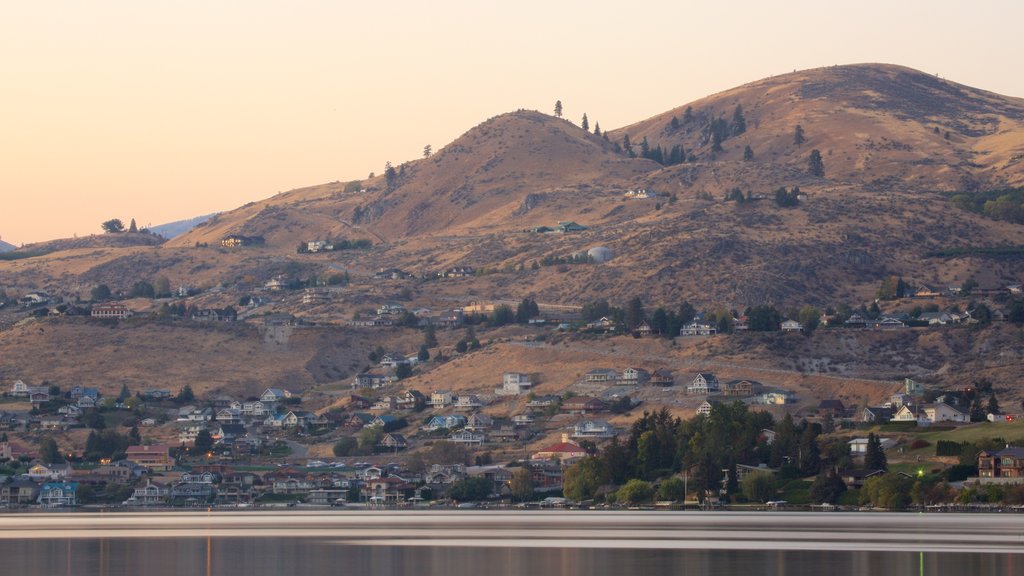 Lake Chelan toont een zonsondergang, vredige uitzichten en een klein stadje of dorpje