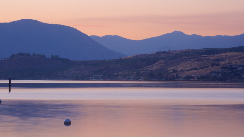 Lake Chelan que inclui um lago ou charco, cenas tranquilas e um pôr do sol