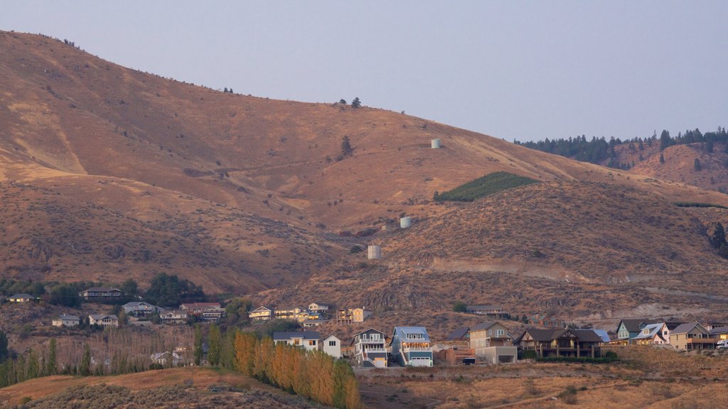 Lake Chelan toont een klein stadje of dorpje, vredige uitzichten en een zonsondergang