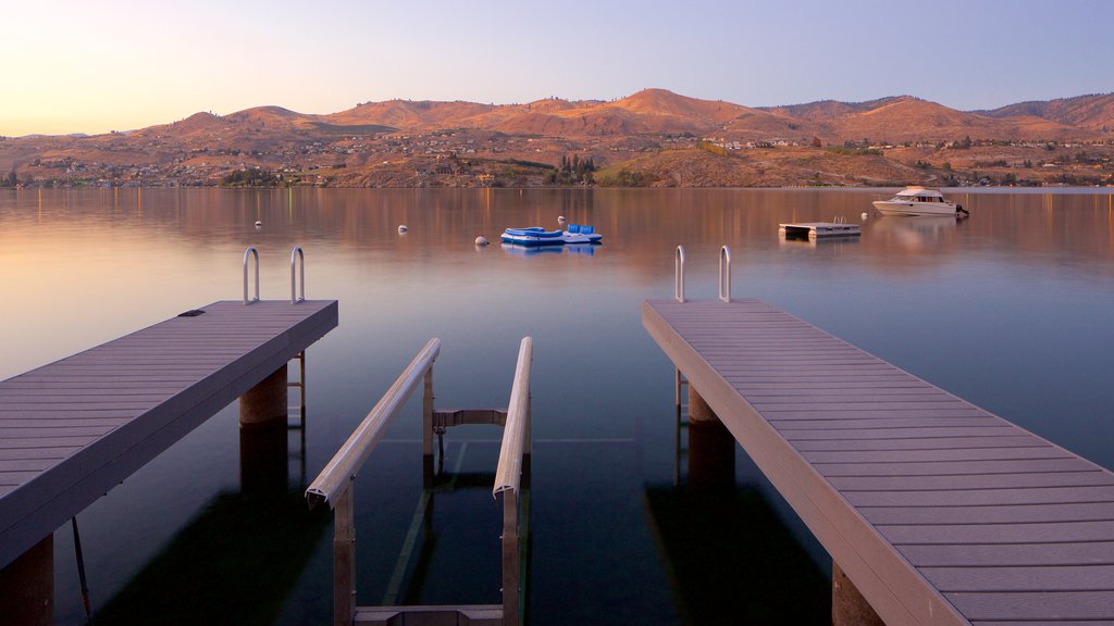 Lac Chelan mettant en vedette un coucher de soleil, paysages paisibles et un lac ou un point d’eau