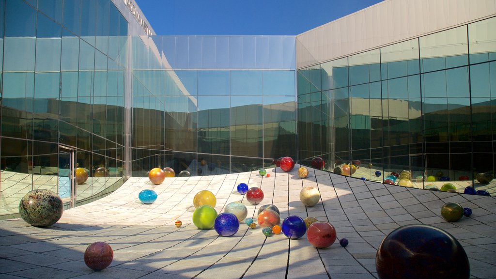 Tacoma Art Museum que incluye arte al aire libre y arquitectura moderna