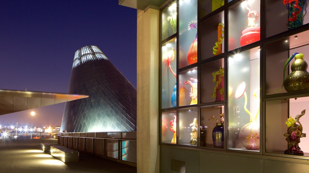 Museum of Glass ofreciendo arquitectura moderna, arte y escenas de noche