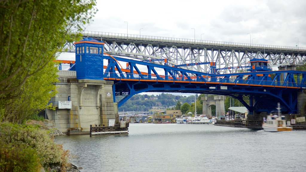 Fremont Bridge showing a bridge, a river or creek and heritage architecture