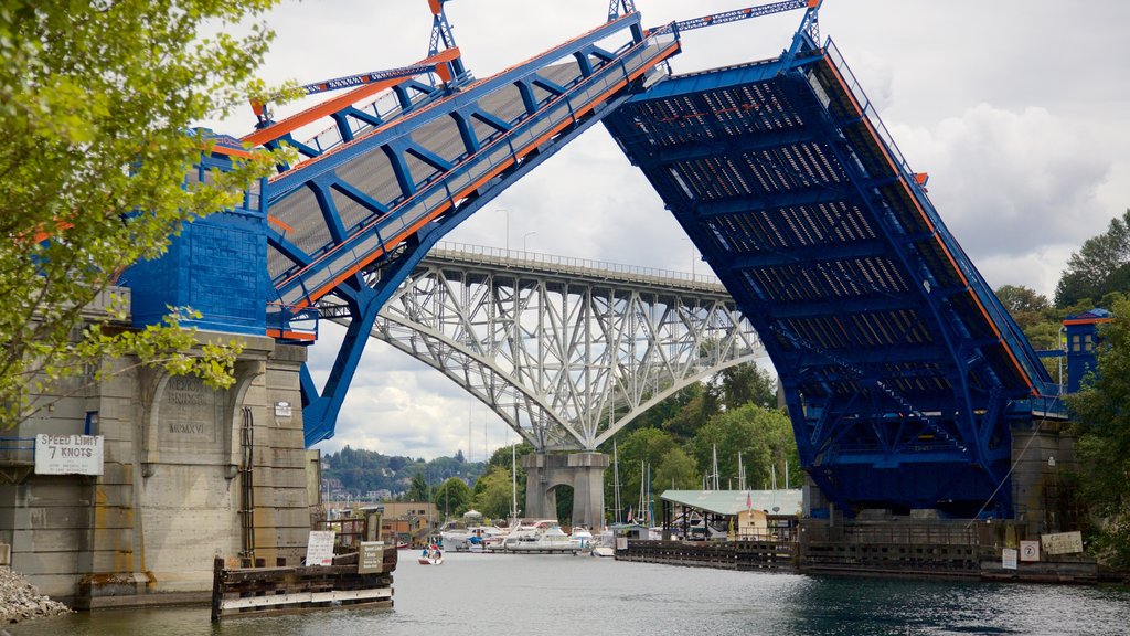 Fremont Bridge que inclui um rio ou córrego, uma ponte e arquitetura de patrimônio