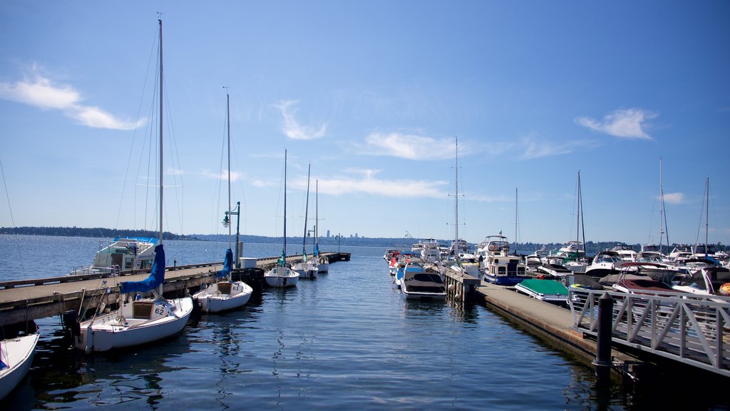 Puerto deportivo ofreciendo una bahía o un puerto y un club náutico