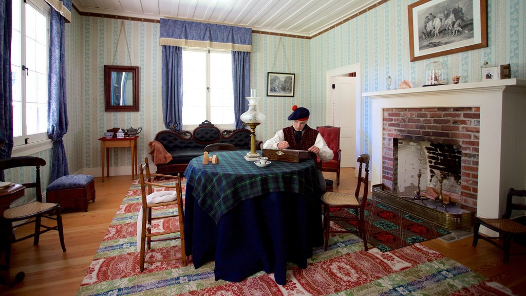 Fort Nisqually Living History Museum ofreciendo arquitectura patrimonial y vista interna y también un hombre