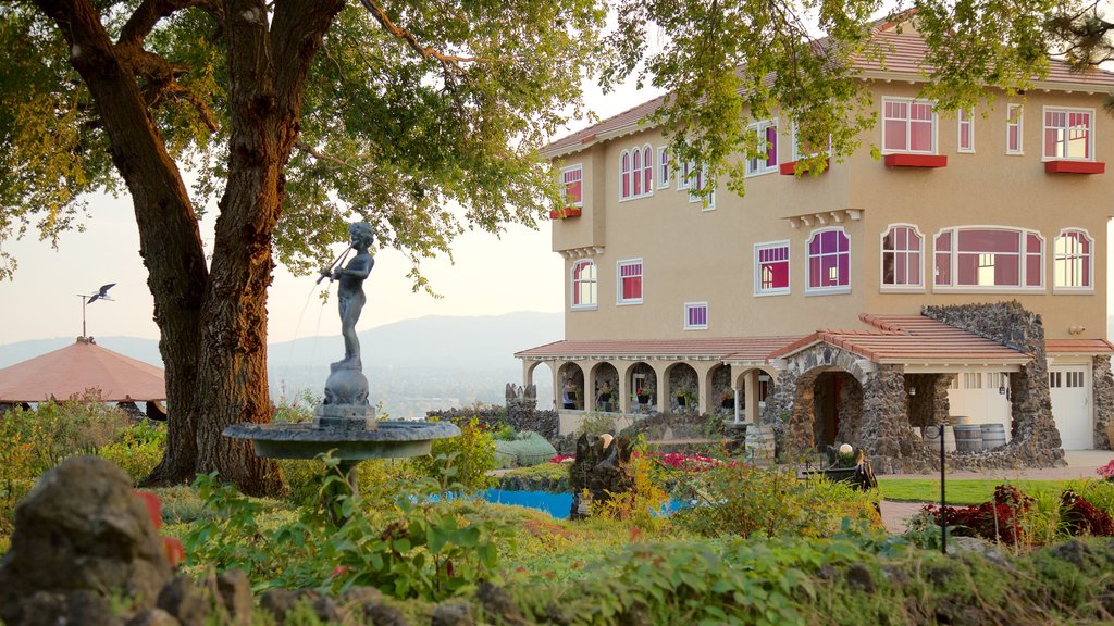 Arbor Crest Wine Cellars showing a garden and a statue or sculpture