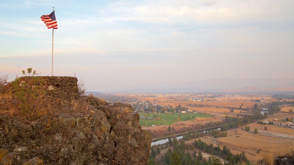 Bodegas Arbor Crest ofreciendo vistas de paisajes