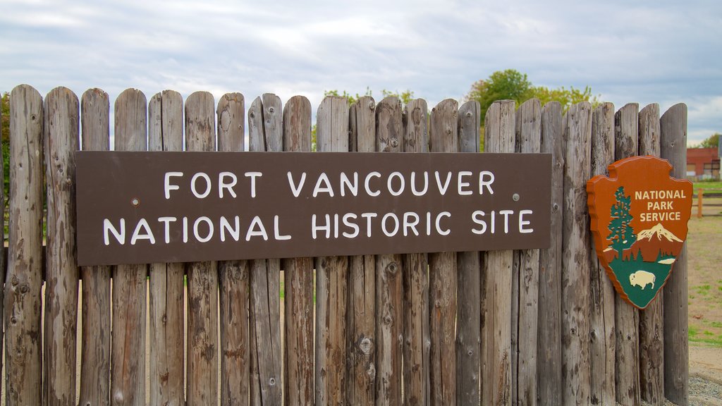 Site Historique National Fort de Vancouver montrant signalisation