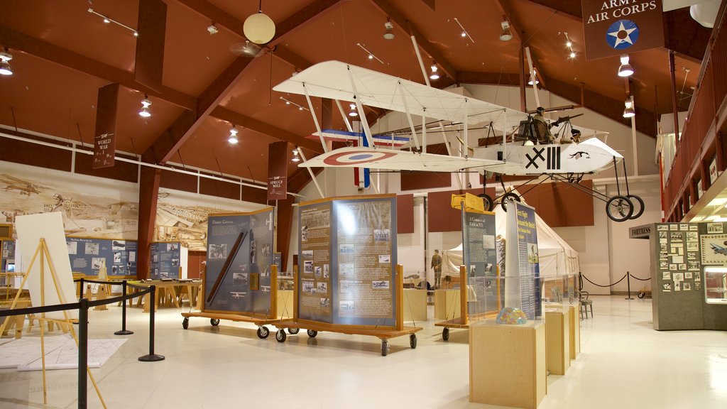 Museu de Aviação de Pearson mostrando vistas internas e aeronave