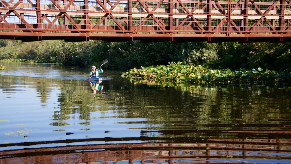 Parque natural Mercer Slough mostrando un puente, un río o arroyo y un jardín