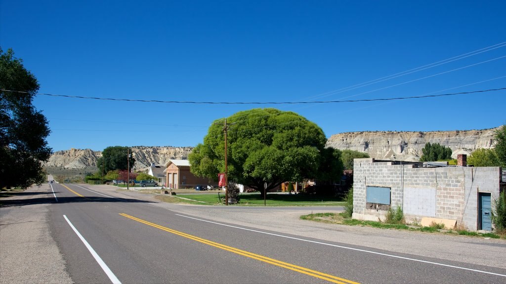 Bryce Canyon National Park showing street scenes and a small town or village