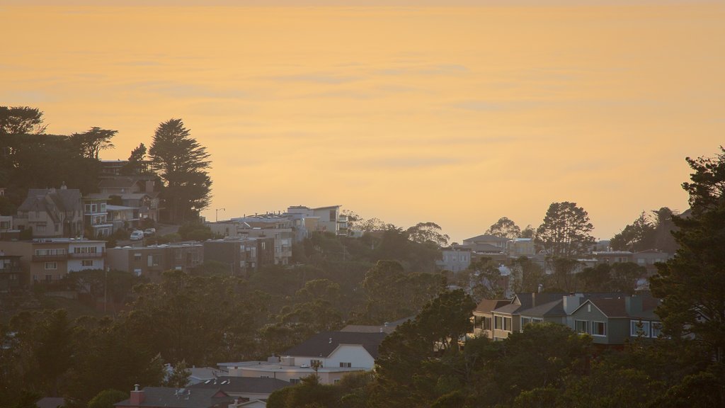 Colinas de Twin Peaks ofreciendo un atardecer