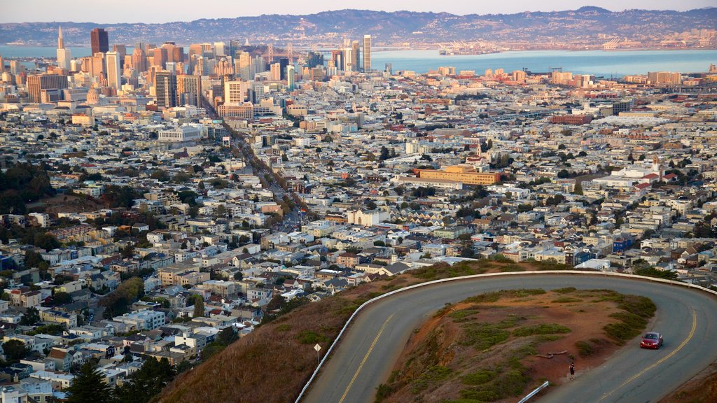 Colinas de Twin Peaks que incluye distrito central de negocios, excursiones y una ciudad