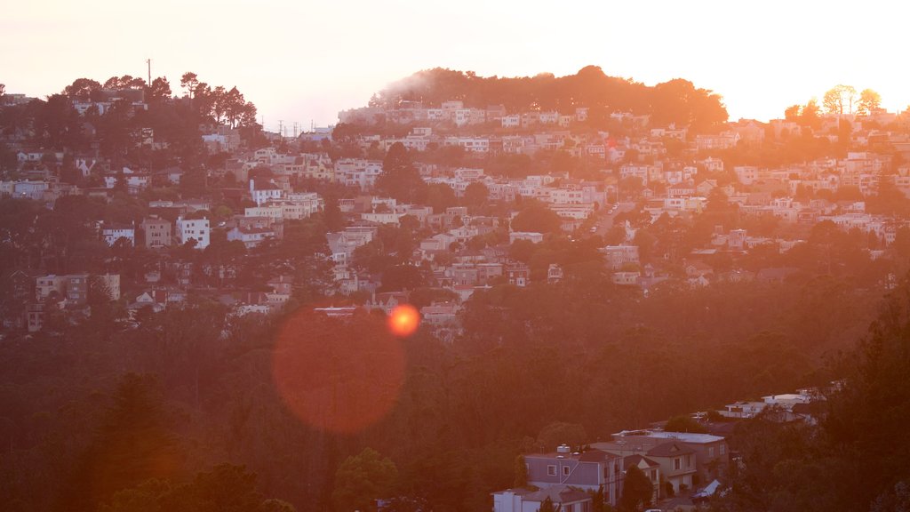 Twin Peaks mostrando uma cidade e um pôr do sol