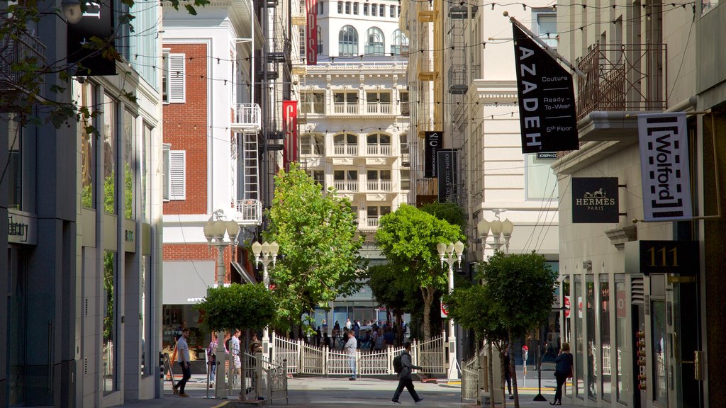 Calle Maiden Lane ofreciendo señalización, vista a la ciudad y una ciudad