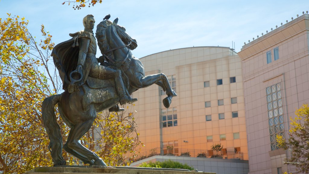 Zona de Civic Center ofreciendo una estatua o escultura