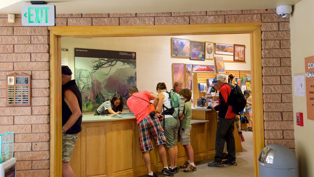 Museo de la historia humana de Zion ofreciendo vistas interiores y también un pequeño grupo de personas