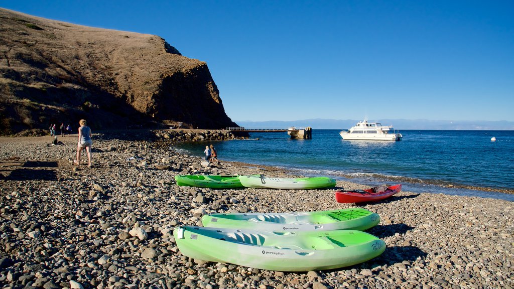 Ventura ofreciendo una playa de guijarros y kayak o canoa