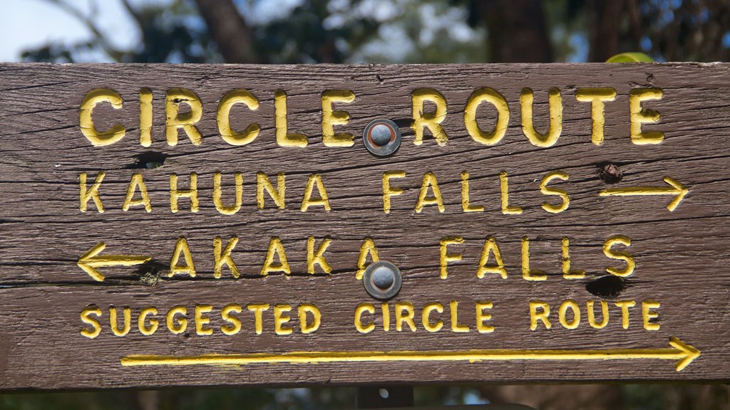 Akaka Falls que incluye señalización