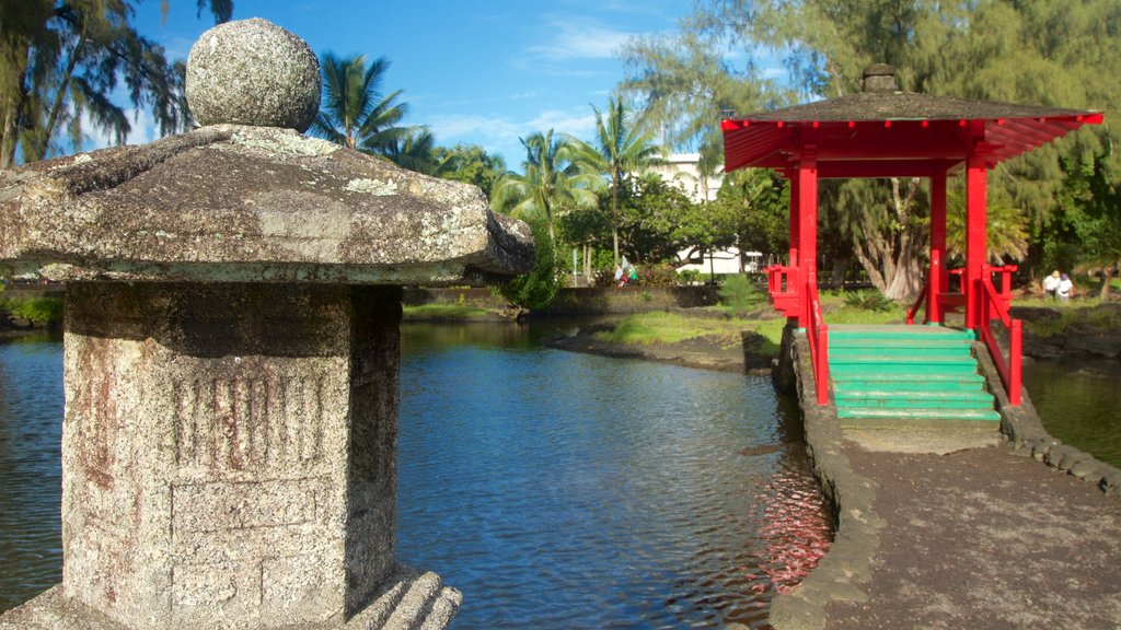 Liliuokalani Park and Gardens showing a bridge, a park and a pond