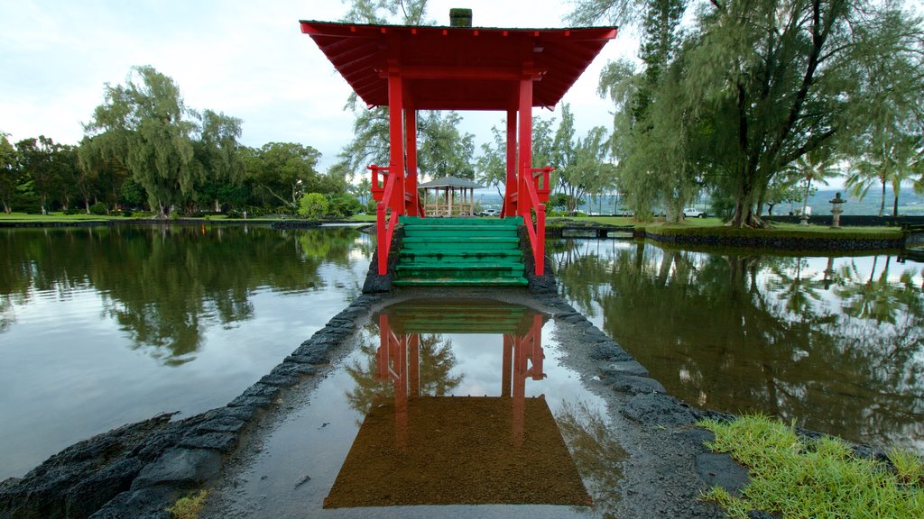 Liliuokalani Park and Gardens mostrando un estanque, un jardín y un puente