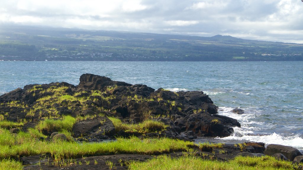 Keaukaha Beach Park caracterizando litoral rochoso