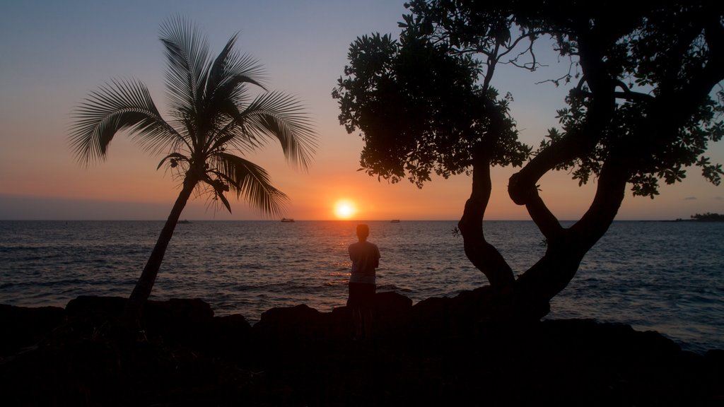 Kailua-Kona mostrando una puesta de sol