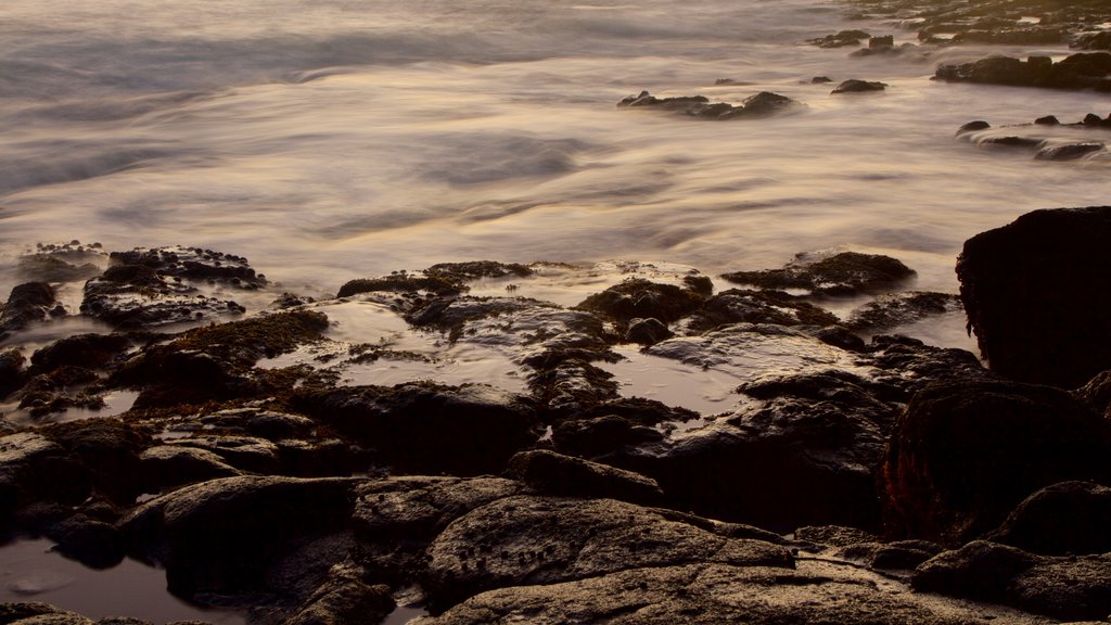 Kailua-Kona showing rugged coastline