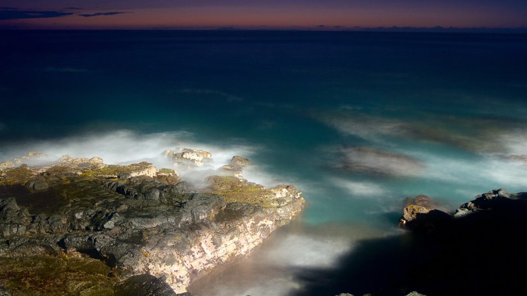 Kailua-Kona showing rugged coastline