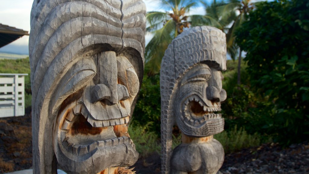 Pu\'uhonua o Honaunau National Historical Park caracterizando uma estátua ou escultura