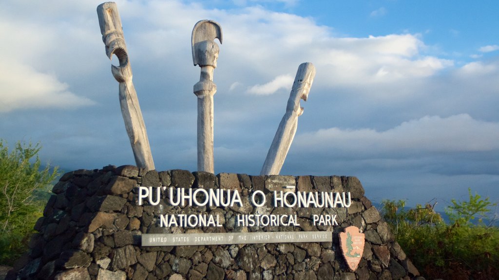 Pu\'uhonua o Honaunau National Historical Park que incluye jardín