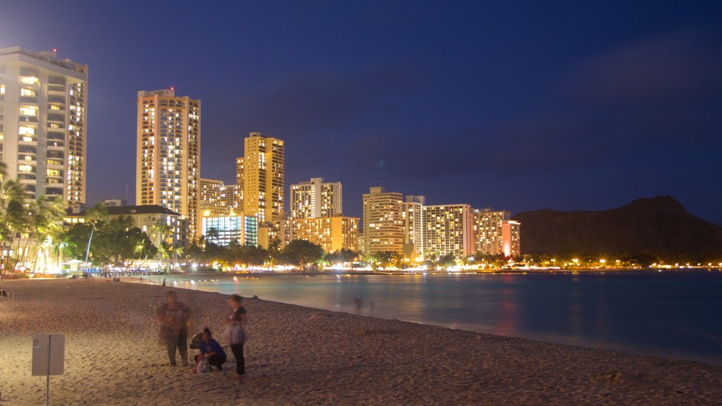 Waikiki Beach mostrando escenas de noche, horizonte y una ciudad