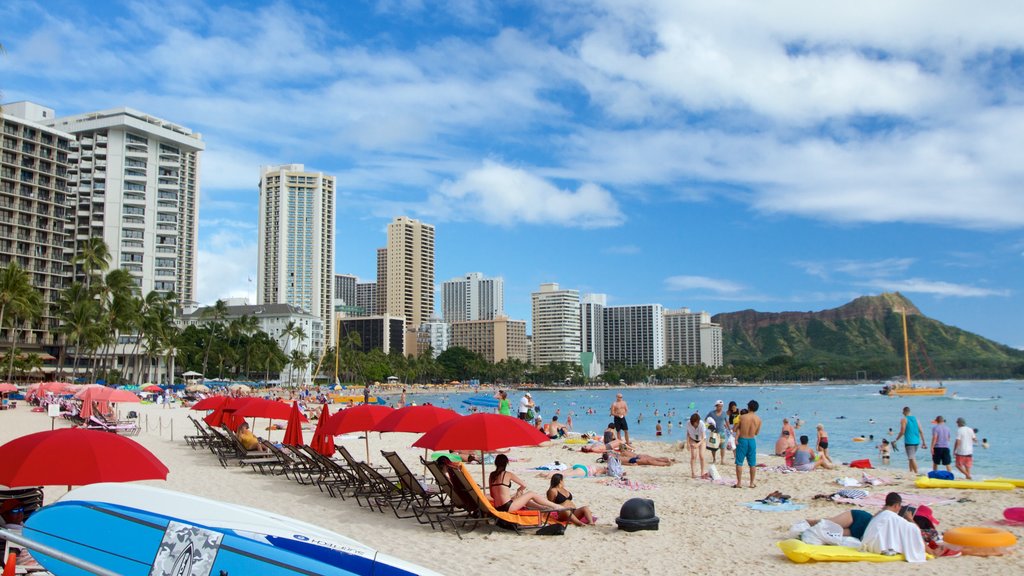 Waikiki Beach mostrando uma praia de areia, paisagens litorâneas e uma cidade