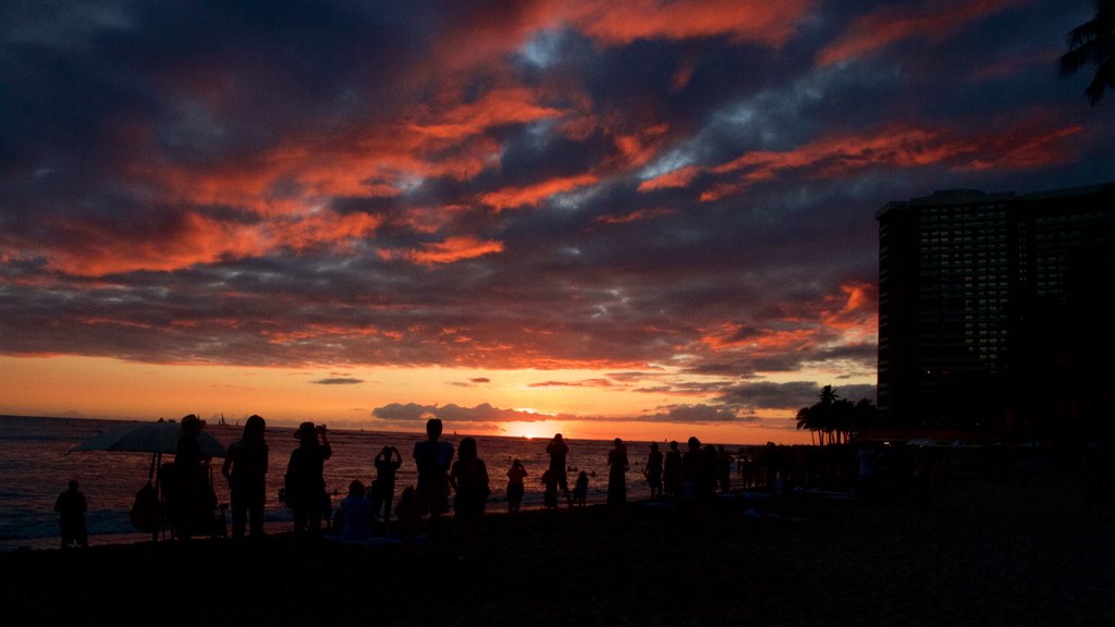 Waikiki Beach mostrando una puesta de sol, vistas generales de la costa y una playa