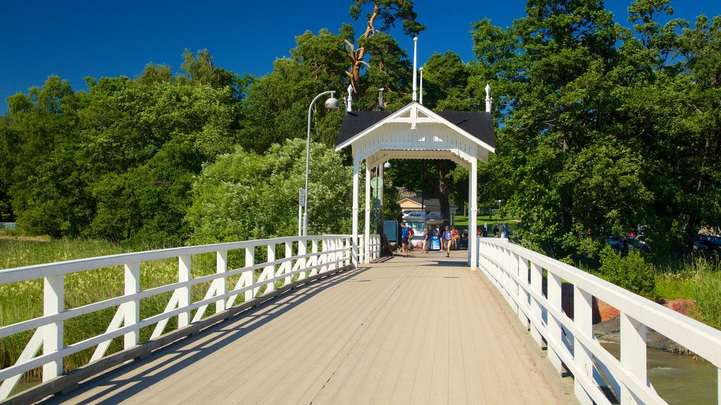 Museo al aire libre Seurasaari que incluye un puente