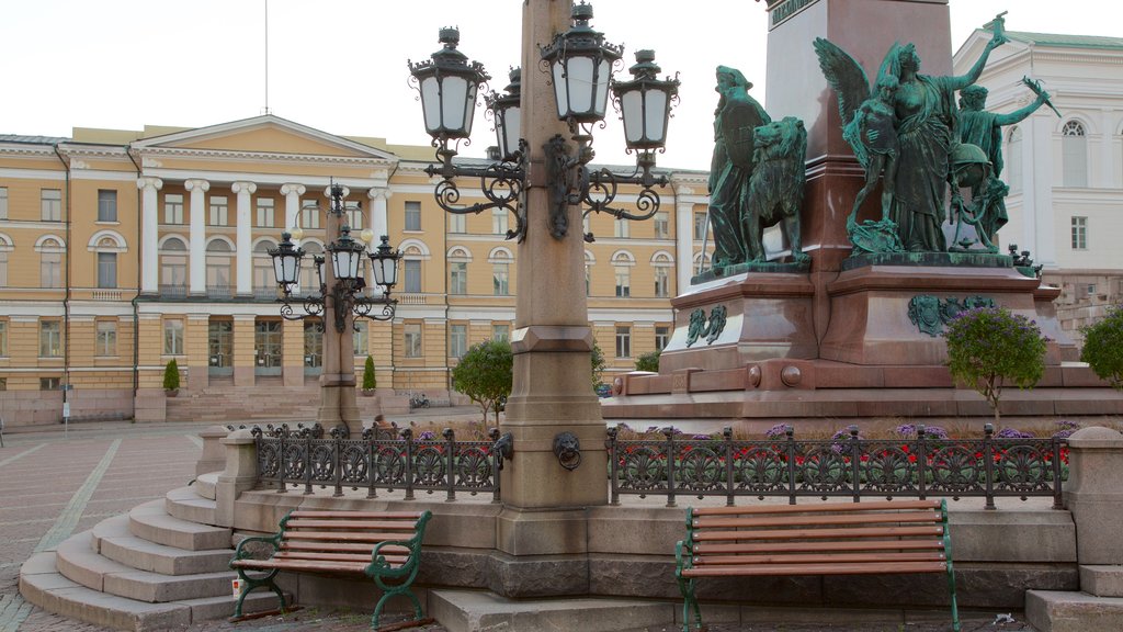 Plaza del Senado que incluye un monumento, una estatua o escultura y un parque o plaza